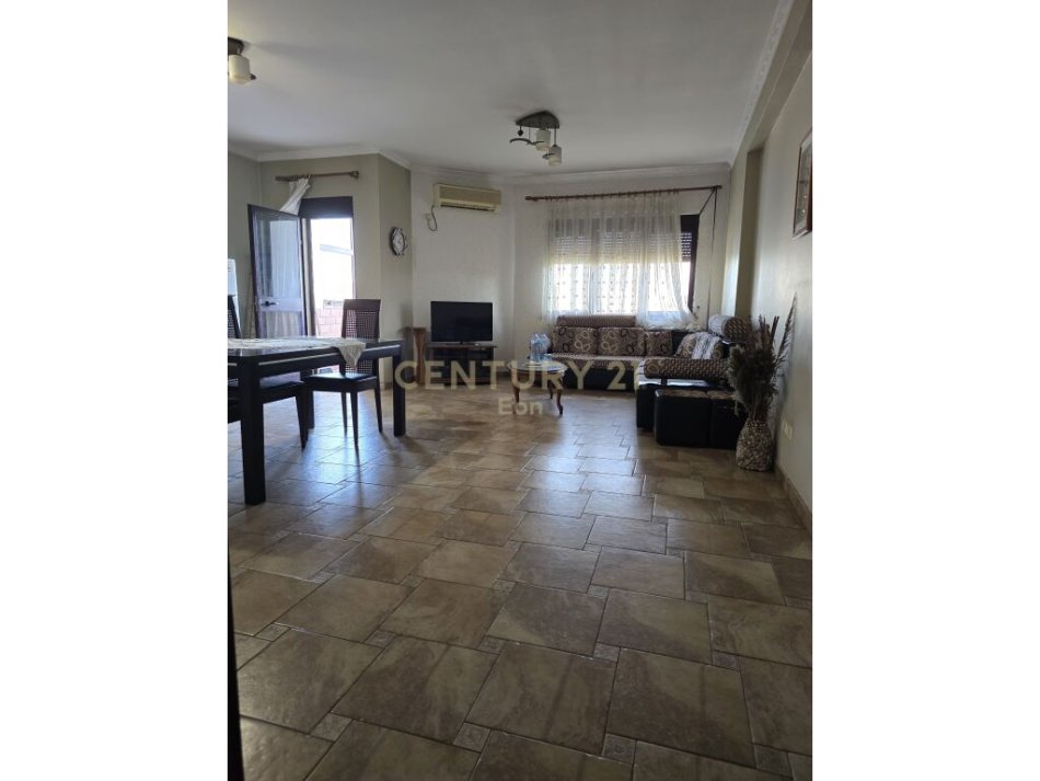 Durres, jepet me qera apartament 2+1 Kati 3, 90 m² (Stadiumi)