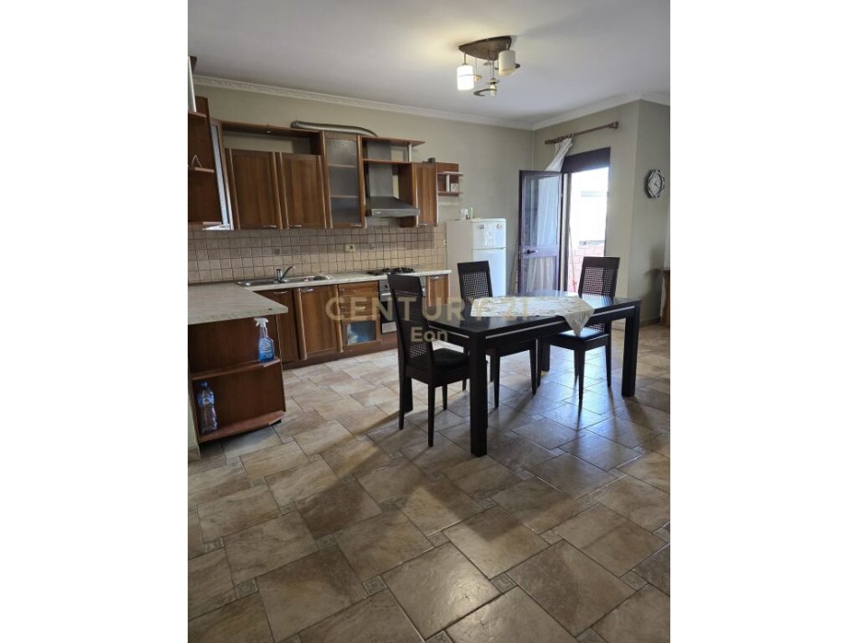 Durres, jepet me qera apartament 2+1 Kati 3, 90 m² (Stadiumi)