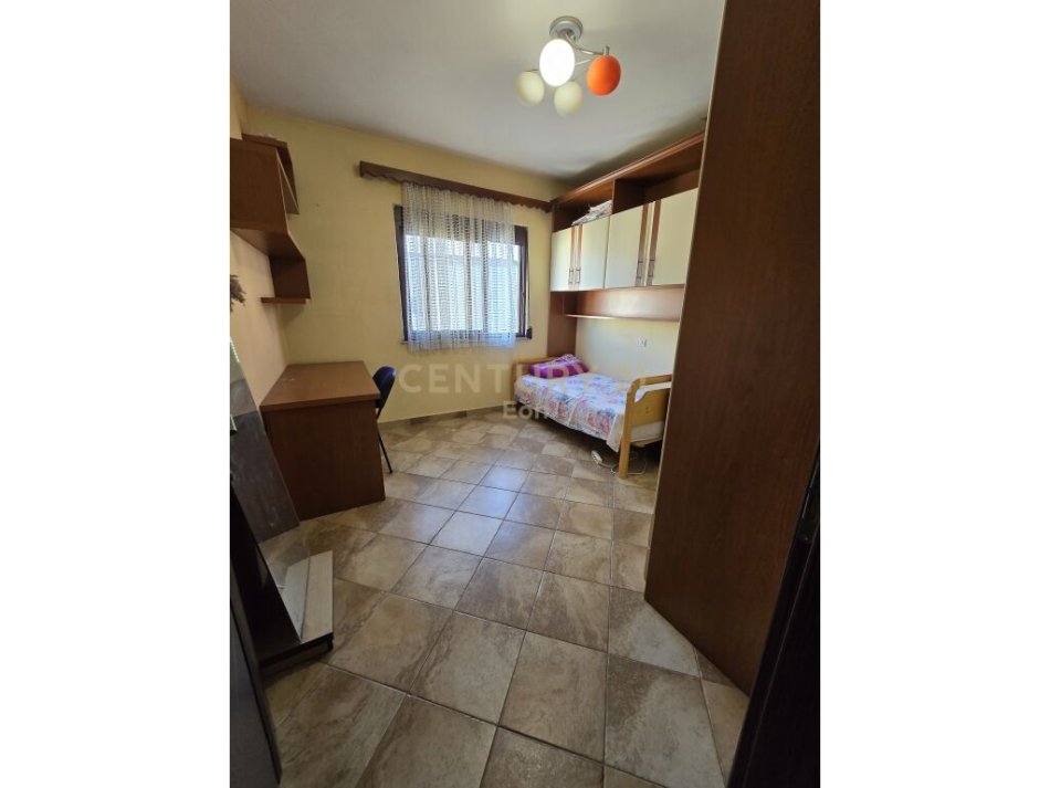 Durres, jepet me qera apartament 2+1 Kati 3, 90 m² (Stadiumi)