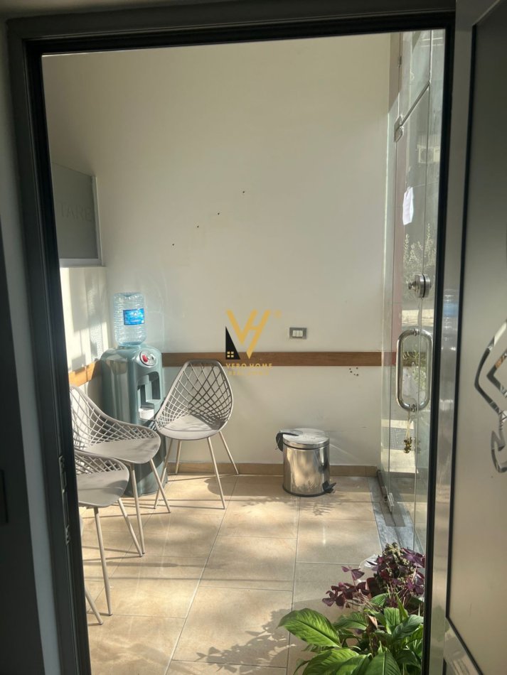Tirane, jepet me qera dyqan Kati 0, 50 m² 600 € (YZBERISHT)