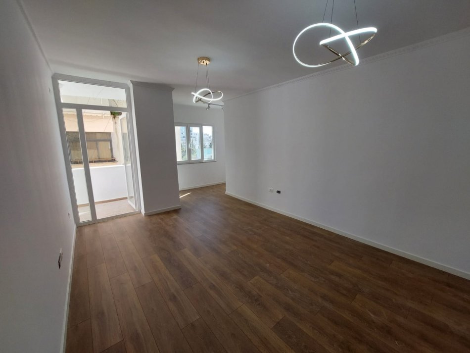 Tirane, shitet apartament 2+1 Kati 5, 90 m² 185.000 € (Medrese)