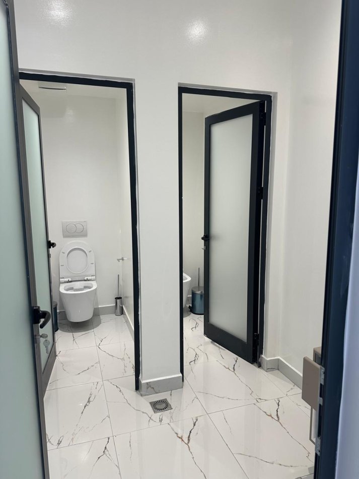Durres, jepet me qera ambjent biznesi Kati 2, 202 m² 3.000 € (Muzeumi Durres)