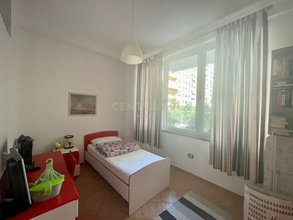 Tirane, shitet apartament 2+1 Kati 1, 90 m² 145.000 € (Komuna e Parisit, Lulishtja)