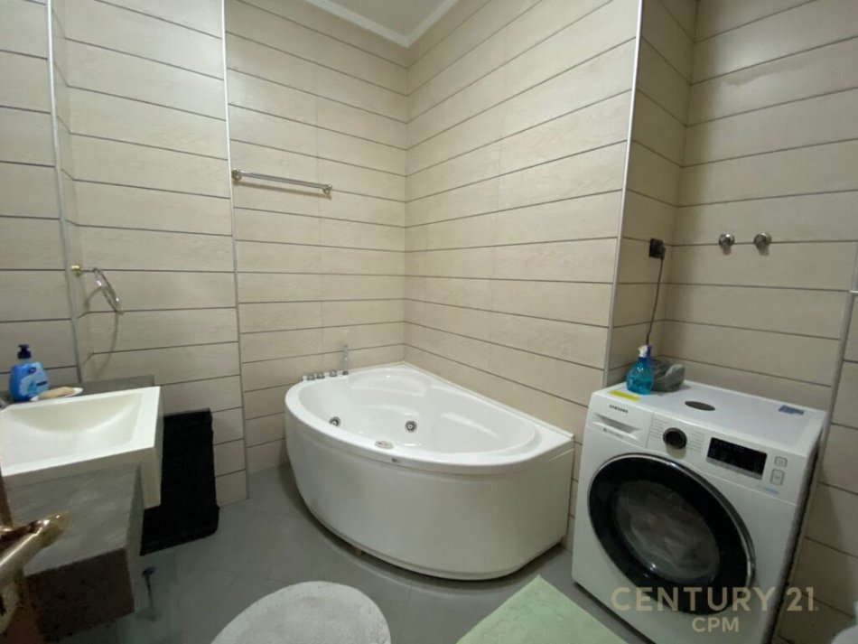 Tirane, jepet me qera apartament 2+1 Kati 7, 126 m² 1.200 € (Ambasada Amerikane, Rruga e Elbasanit)