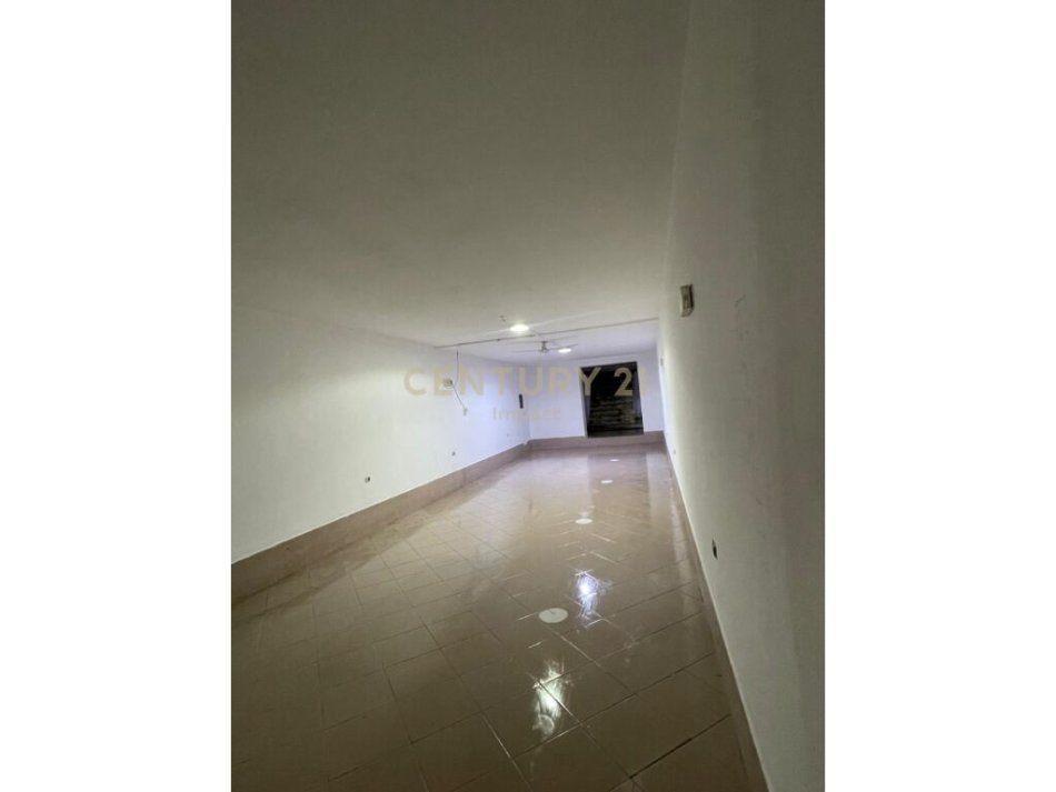 Tirane, jepet me qera zyre Kati -1, 130 m² 700 € (Rruga e Dibrës, Rruga e Dibrës)