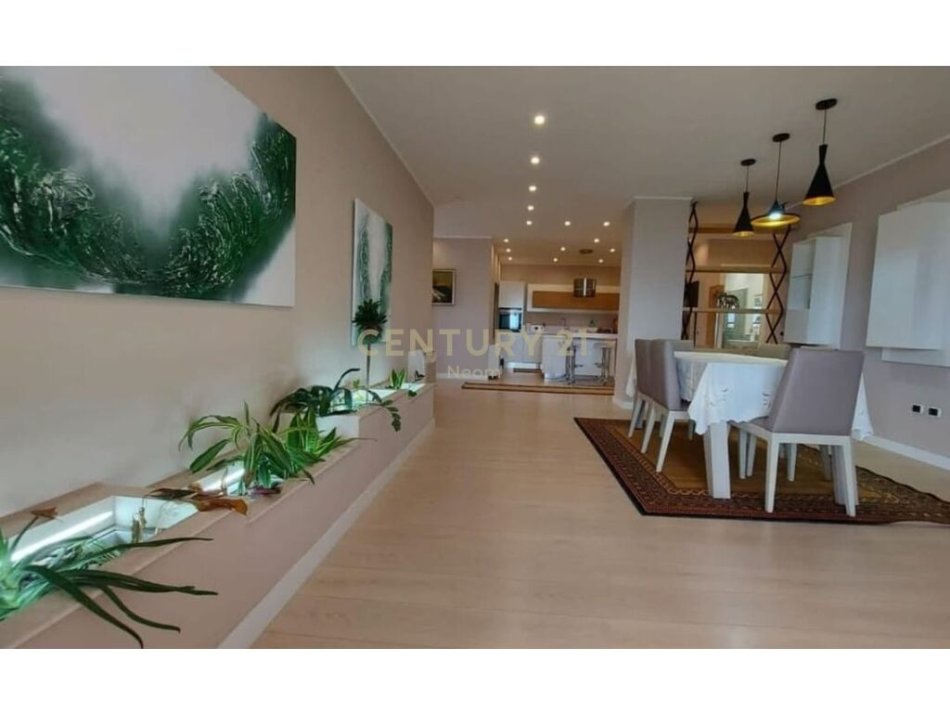 Tirane, jepet me qera 2+1 Kati 12, 165 m² 2.000 € (Ish Blloku)