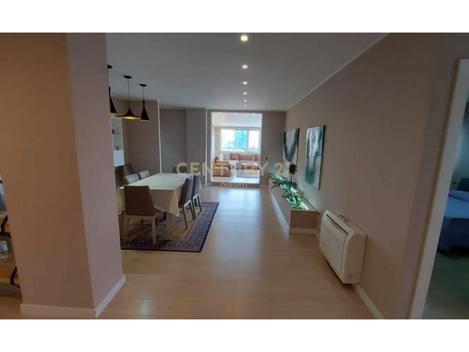 Tirane, jepet me qera 2+1 Kati 12, 165 m² 2.000 € (Ish Blloku)