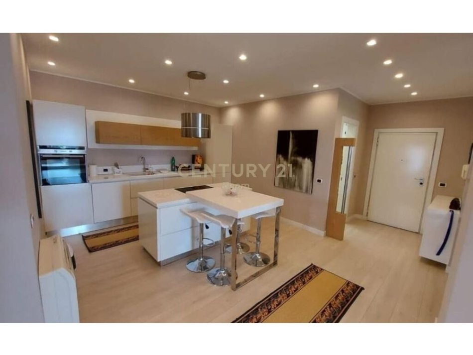 Tirane, jepet me qera 2+1 Kati 12, 165 m² 2.000 € (Ish Blloku)