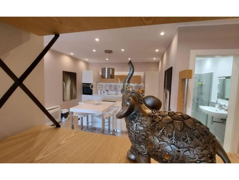 Tirane, jepet me qera 2+1 Kati 12, 165 m² 2.000 € (Ish Blloku)
