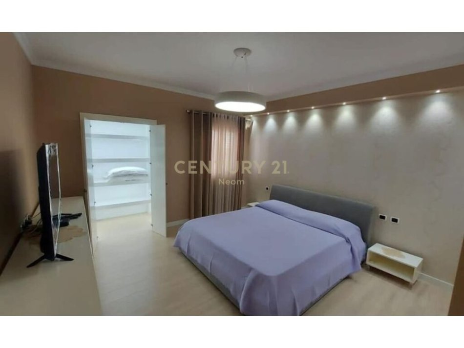 Tirane, jepet me qera 2+1 Kati 12, 165 m² 2.000 € (Ish Blloku)