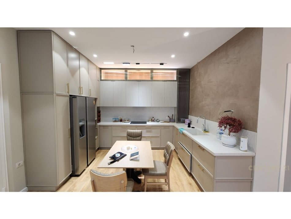 Tirane, shitet apartament 3+1+Ballkon , 110 m² 250.000 € (SELITE)