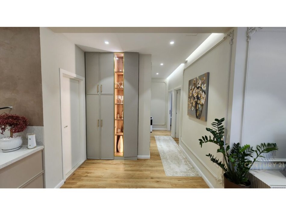 Tirane, shitet 3+1+Aneks+Ballkon Kati 1, 110 m² 250.000 € (Selite)