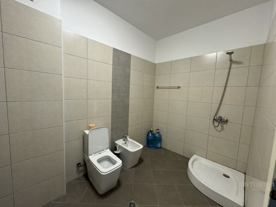 Tirane, jap me qera zyre , 143 m² 1000 € (Liqeni i Thatë)
