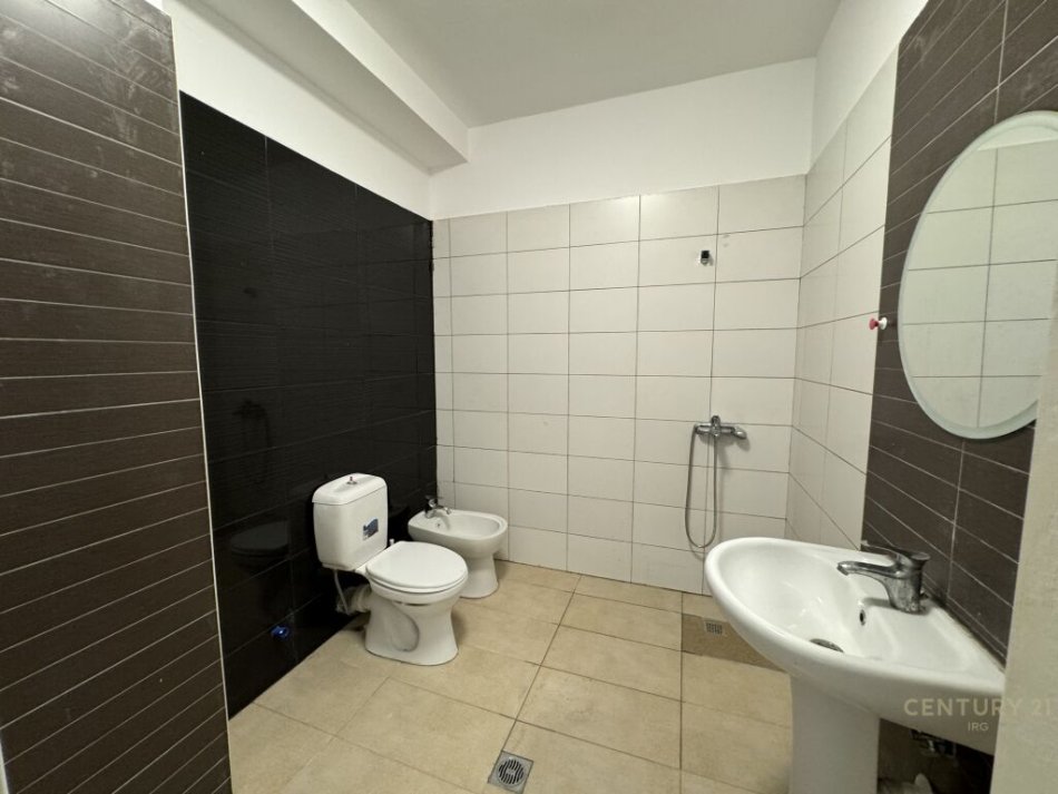 Tirane, jap me qera zyre , 143 m² 1000 € (Liqeni i Thatë)