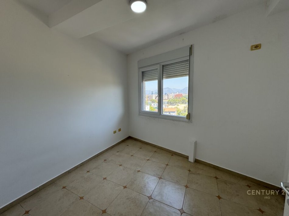 Tirane, jap me qera zyre , 143 m² 1000 € (Liqeni i Thatë)