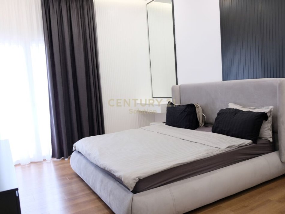 Tirane, jap me qera apartament 3+1+2+ 2 POSTE PARKIMI , 220 m² 2.500 € (Liqeni i Thatë)