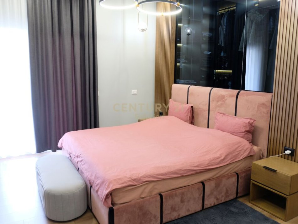 Tirane, jap me qera apartament 3+1+2+ 2 POSTE PARKIMI , 220 m² 2.500 € (Liqeni i Thatë)