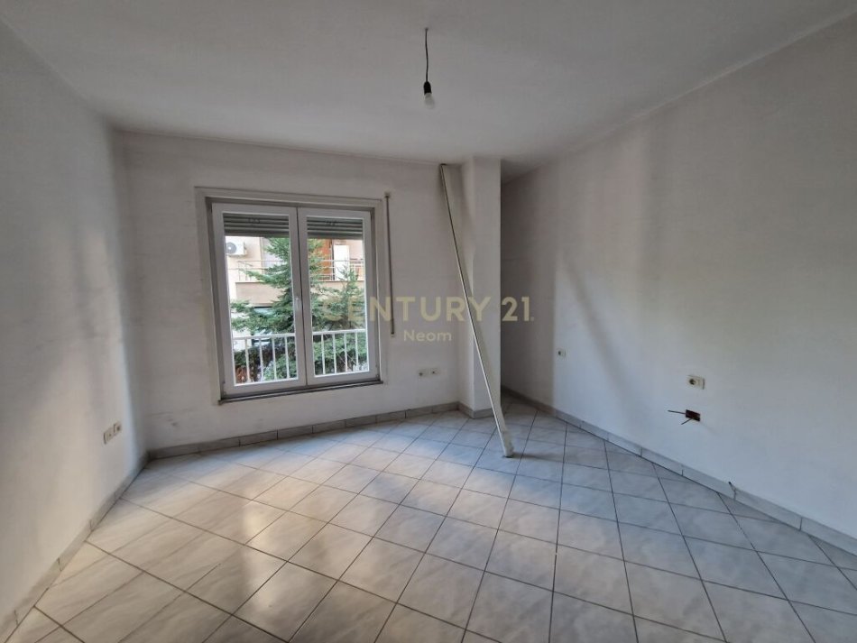 Tirane, jap me qera zyre , 142 m² 800 € (Liqeni i Thatë)