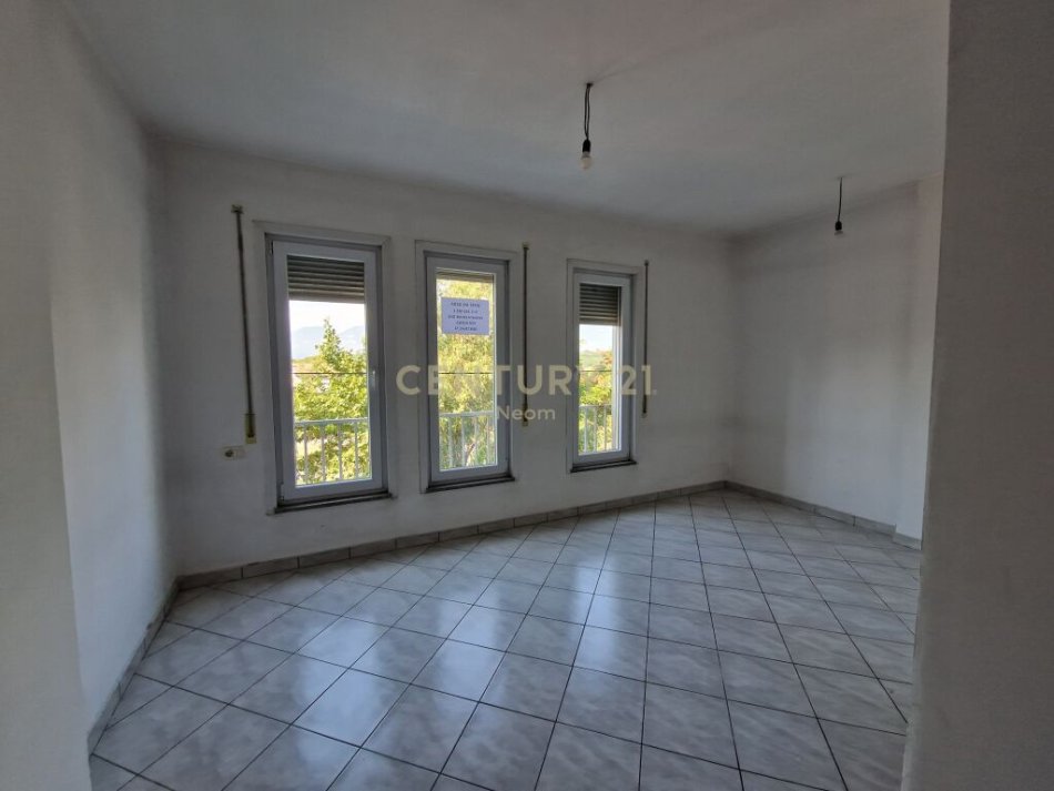 Tirane, jap me qera zyre , 142 m² 800 € (Liqeni i Thatë)