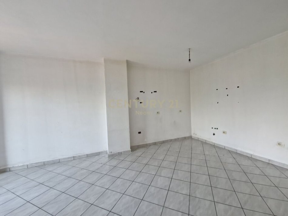 Tirane, jap me qera zyre , 142 m² 800 € (Liqeni i Thatë)