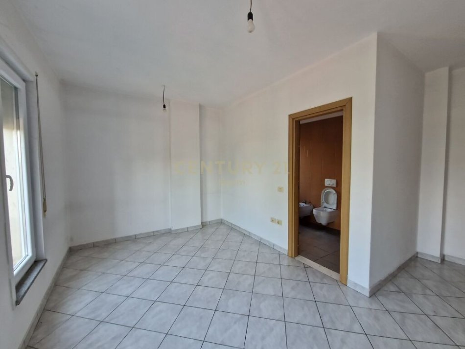 Tirane, jap me qera zyre , 142 m² 800 € (Liqeni i Thatë)