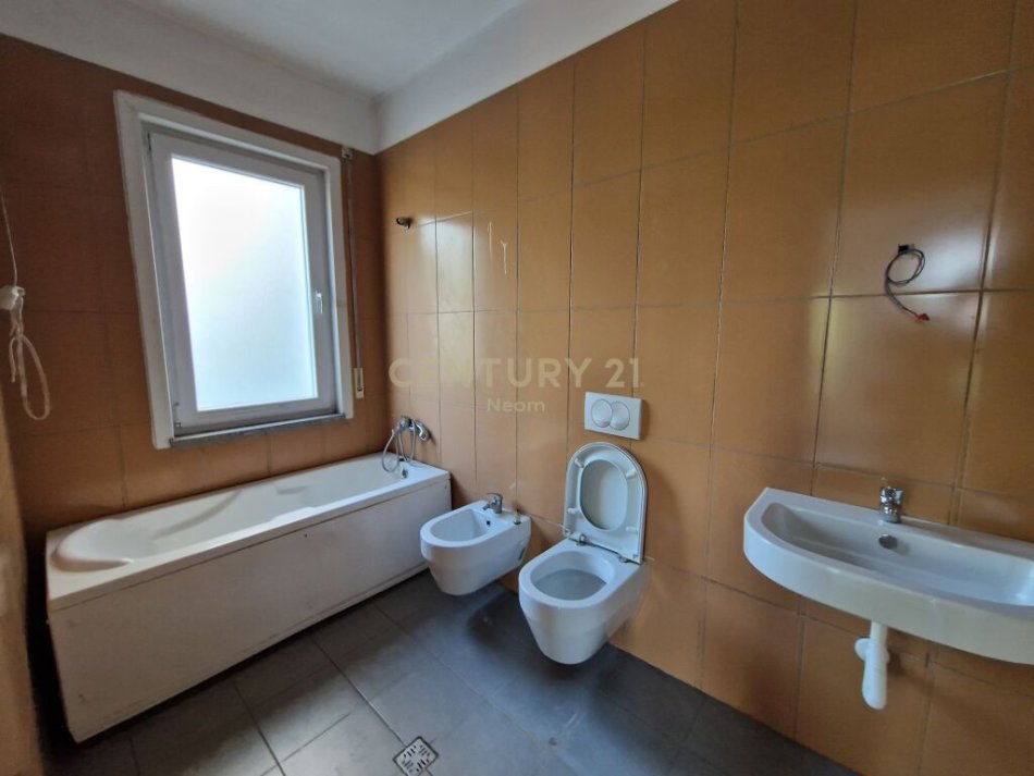 Tirane, jap me qera zyre , 142 m² 800 € (Liqeni i Thatë)