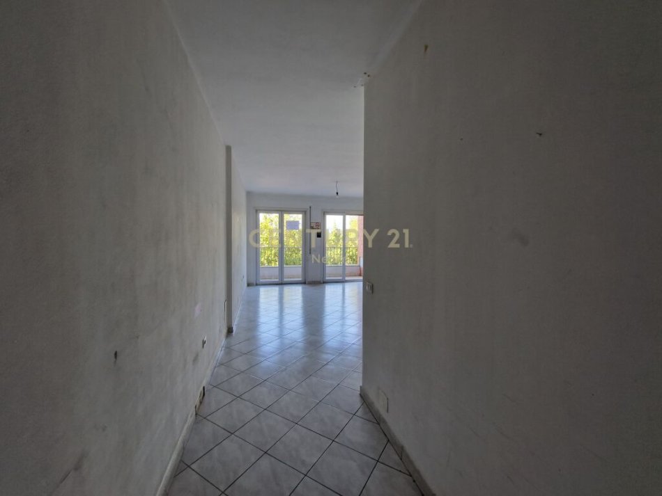 Tirane, jepet me qera apartament 3+1 Kati 1, 142 m² 800 € (liqeni i thate)