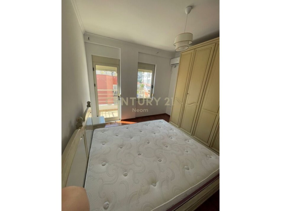 Tirane, jap me qera apartament 1+1+Ballkon , 71 m² 450 € (Liqeni i Thatë)