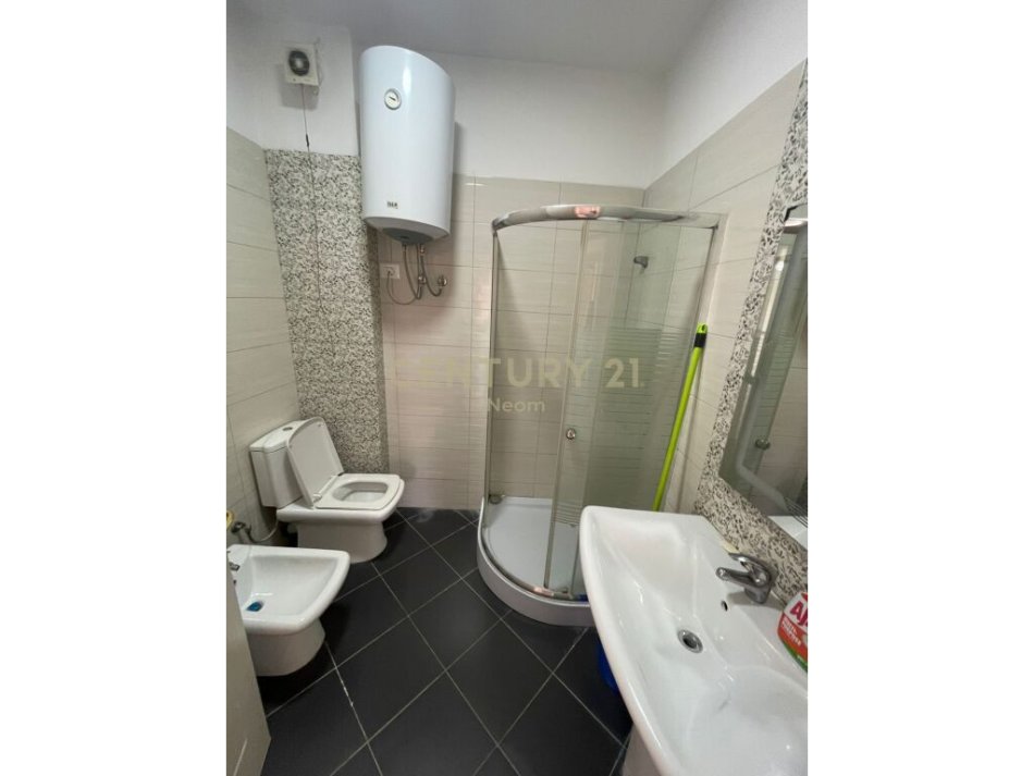 Tirane, jepet me qera apartament 1+1 Kati 3, 450 m² 450 € (liqeni i thate)