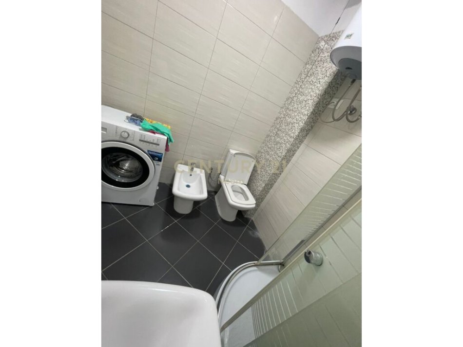 Tirane, jap me qera apartament 1+1+Ballkon , 71 m² 450 € (Liqeni i Thatë)