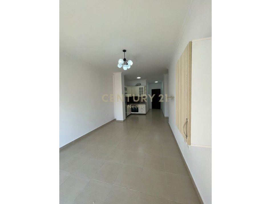 Tirane, jap me qera apartament 1+1+Ballkon , 71 m² 450 € (Liqeni i Thatë)