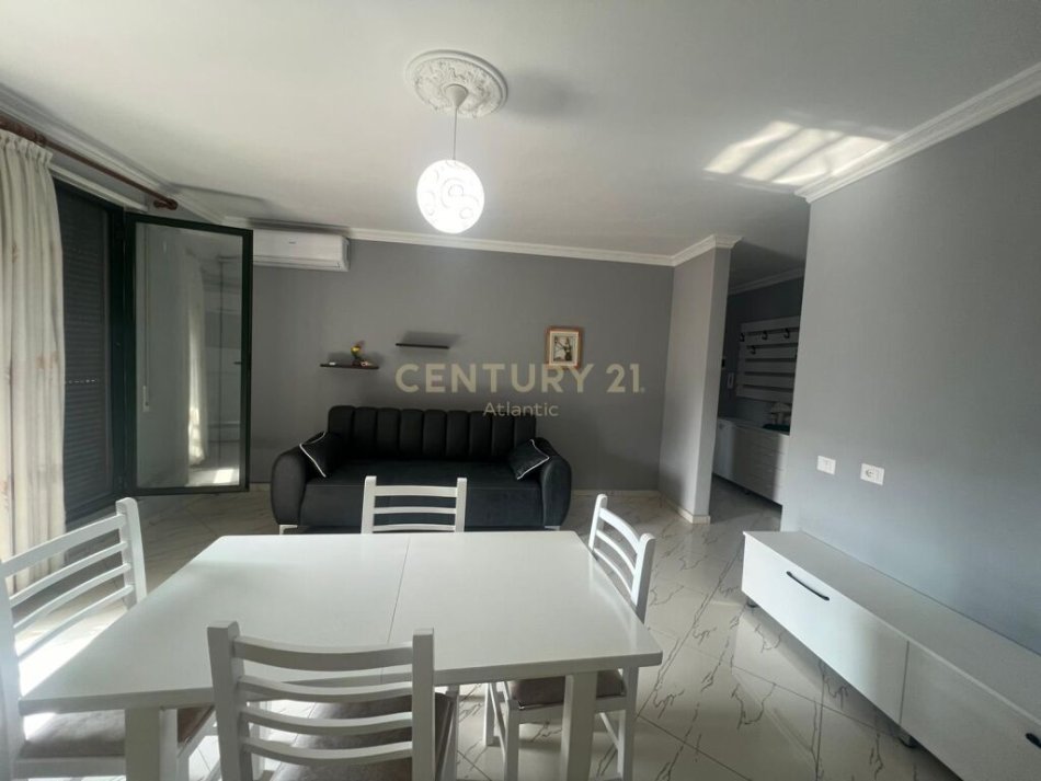 Durres, jepet me qera apartament 2+1+Ballkon Kati 4, 135 m² 400 € (PLAZH, STACIONI PARE)