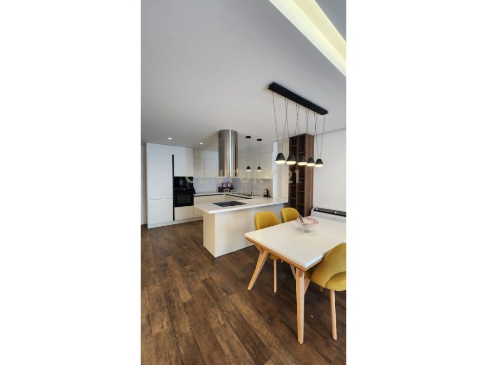 Tirane, jepet me qera apartament 2+1+Ballkon Kati 9, 153 m² 2.000 € (Rruga e Elbasanit)