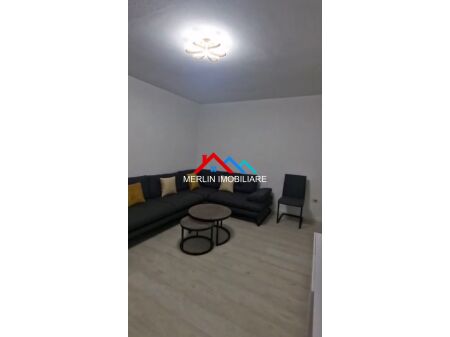 Tirane, jepet me qera apartament 1+1 Kati 7, 68 m² 650 € (Komuna e Parisit)