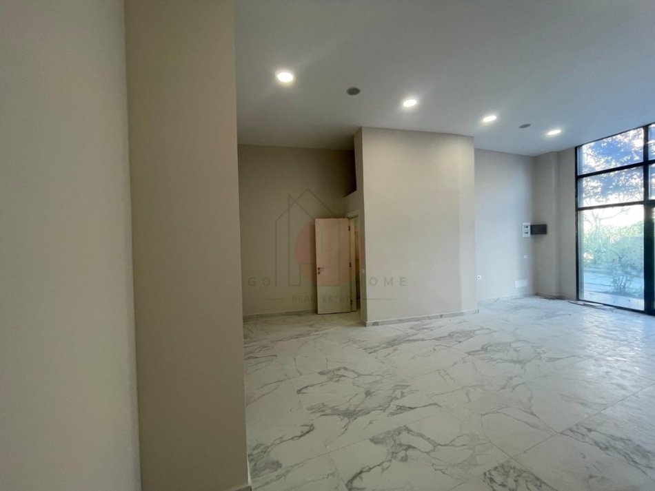 Tirane, jap me qera ambjent biznesi Kati 0, 50 m² 500 € (Laprak)