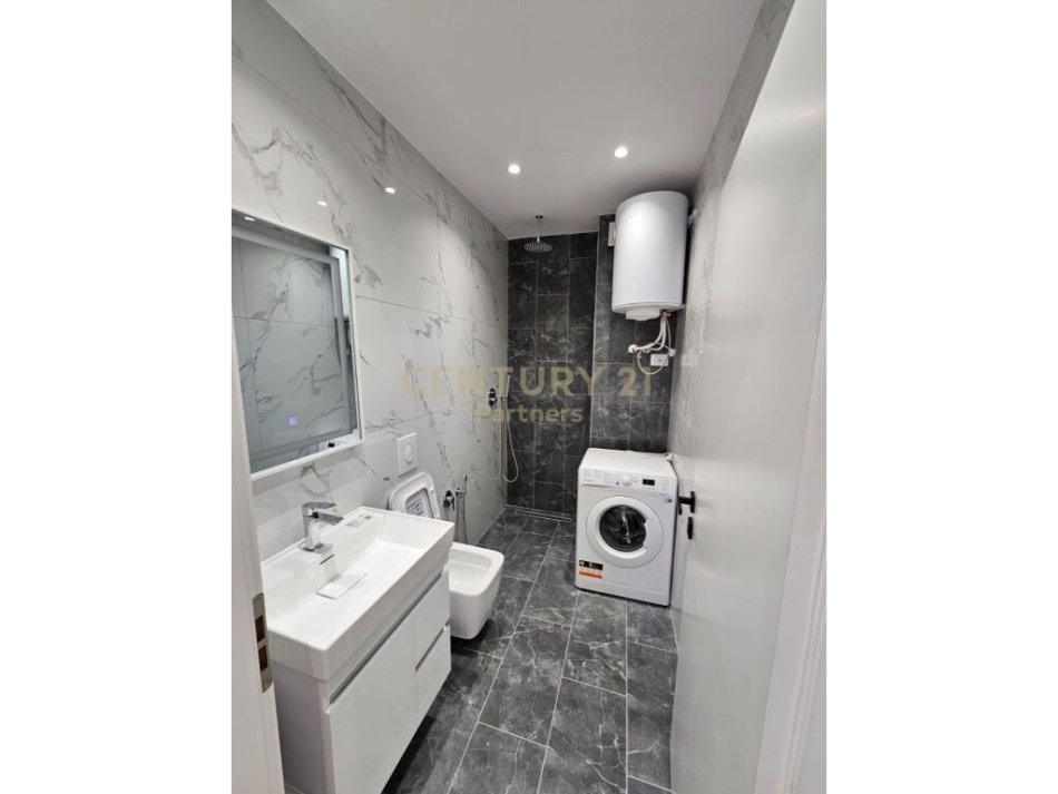Tirane, shitet apartament 1+1 Kati 9, 58 m² 125.000 € (Ish Parku i autobuzave, Tiranë)