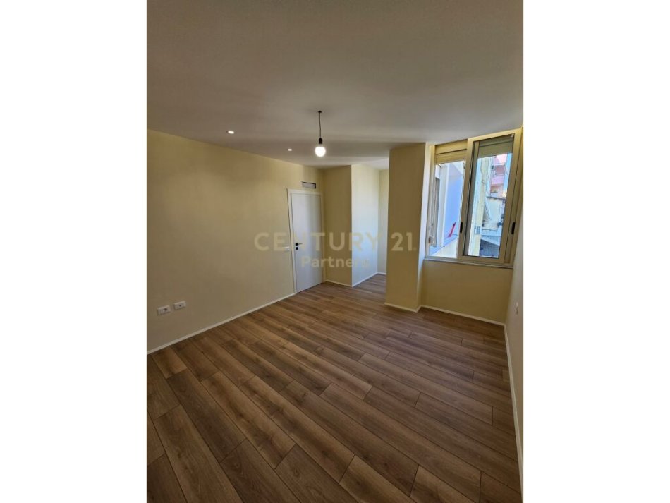Tirane, shitet apartament 1+1 Kati 9, 58 m² 125.000 € (Ish Parku i autobuzave, Tiranë)