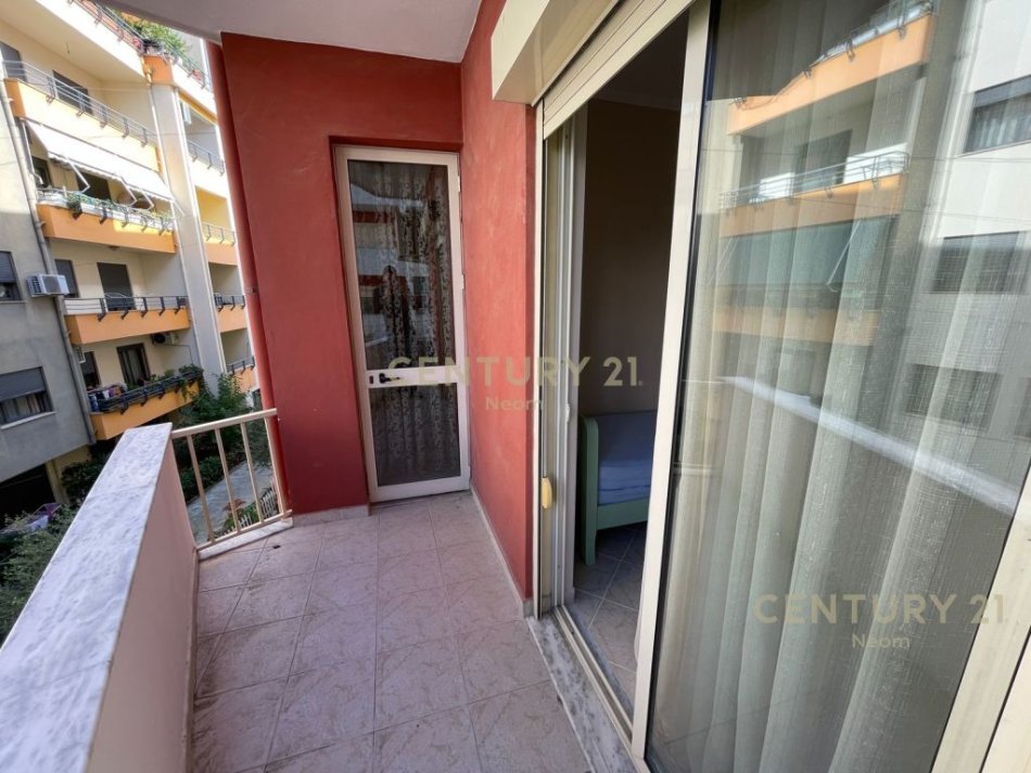 Tirane, jepet me qera apartament 3+1 Kati 1, 145 m² 1.000 € (liqeni i thate)