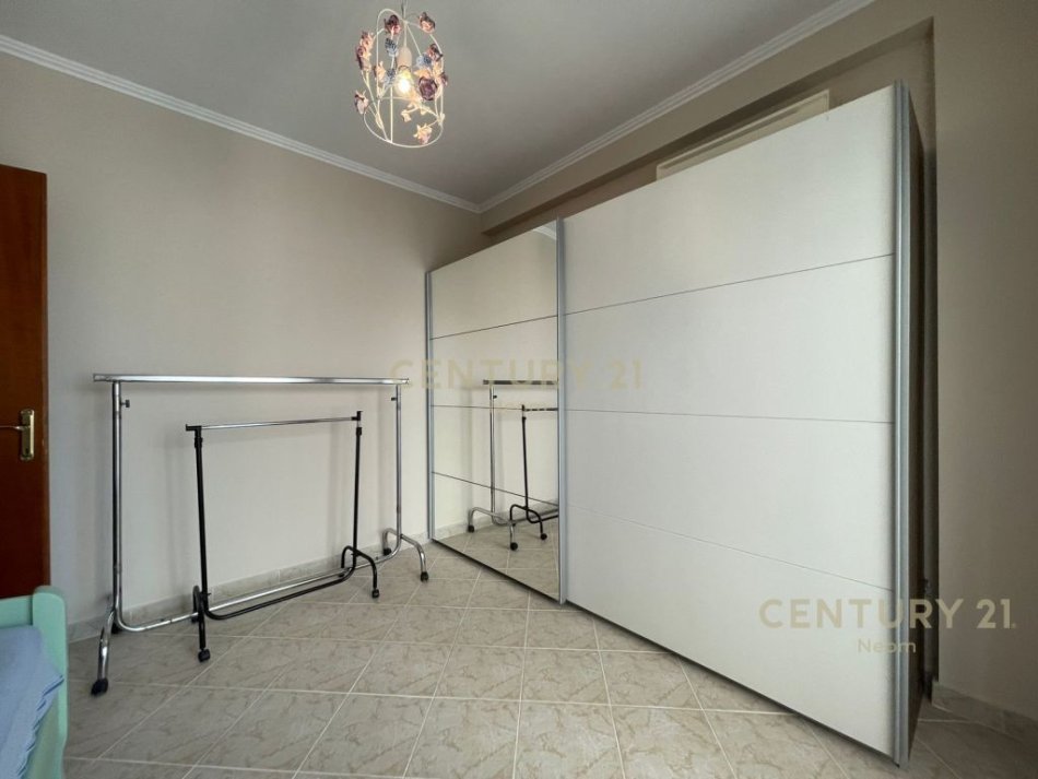 Tirane, jepet me qera apartament 3+1 Kati 1, 145 m² 1.000 € (liqeni i thate)