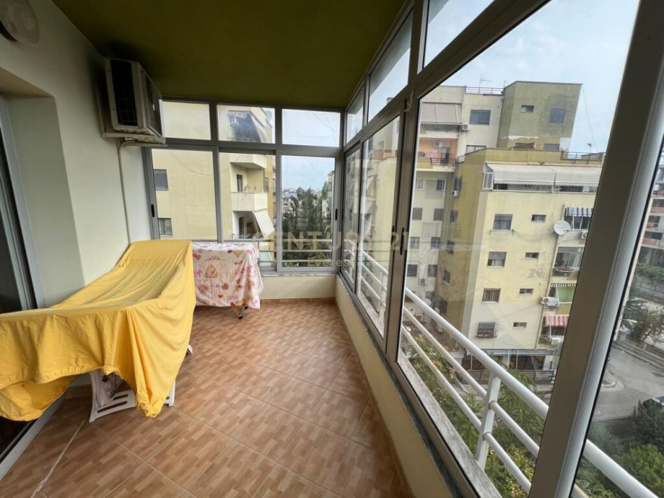Tirane, jepet me qera apartament 2+1+Ballkon Kati 5, 96 m² 500 € (Shkolla e Bashkuar)