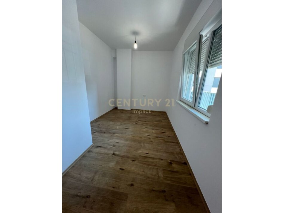 Tirane, jepet me qera apartament 3+1 Kati 2, 120 m² 700 € (21 DHJETORI)