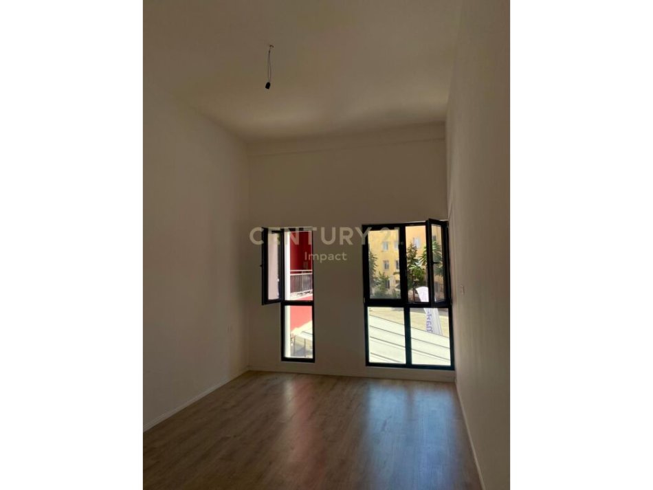 Tirane, jepet me qera apartament 2+1 Kati 1, 113 m² 700 € (Rruga e Dibrës, Kompleksi Arlis Farmacia 10)