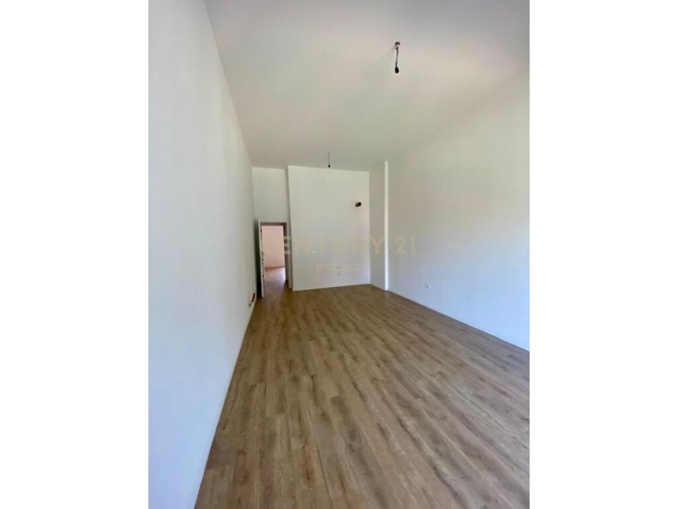 Tirane, jepet me qera apartament 2+1 Kati 1, 113 m² 700 € (Rruga e Dibrës, Kompleksi Arlis Farmacia 10)