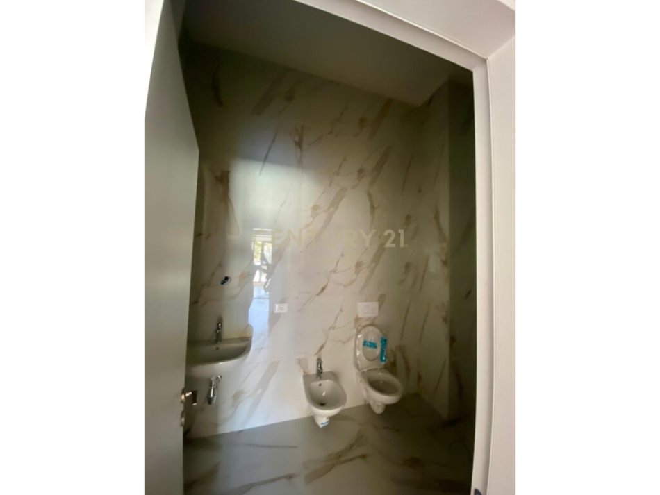 Tirane, jepet me qera apartament 2+1 Kati 1, 113 m² 700 € (Rruga e Dibrës, Kompleksi Arlis Farmacia 10)