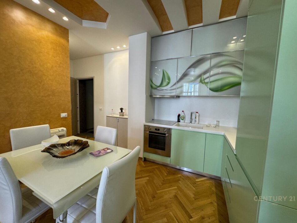 Tirane, jap me qera apartament 2+1+Ballkon , 81 m² 850 € (Kika 2, Komuna e Parisit)