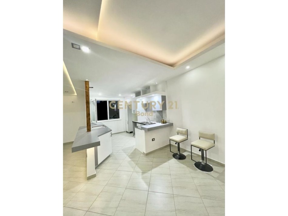 Tirane, shes apartament 2+1+2+Verande , 172 m² 280.000 € (Liqeni i Thatë)