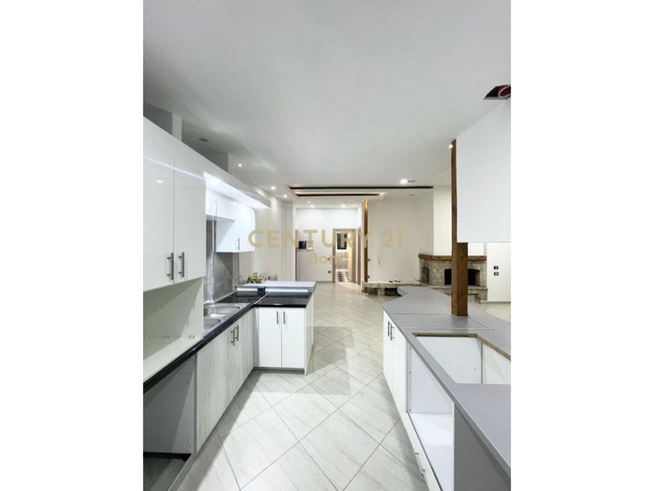 Tirane, shes apartament 2+1+2+Verande , 172 m² 280.000 € (Liqeni i Thatë)