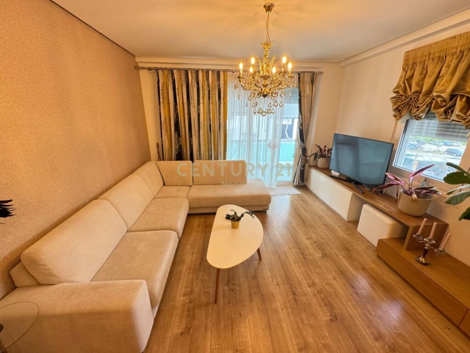 Tirane, jap me qera apartament 2+1+2+Ballkon , 114 m² 950 € (Liqeni i Thatë)