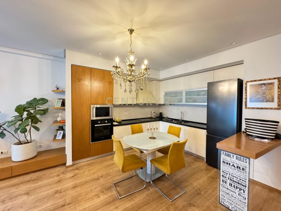 Tirane, jap me qera apartament 2+1+2+Ballkon , 114 m² 950 € (Liqeni i Thatë)