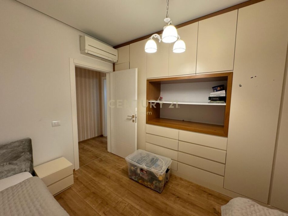 Tirane, jap me qera apartament 2+1+2+Ballkon , 114 m² 950 € (Liqeni i Thatë)